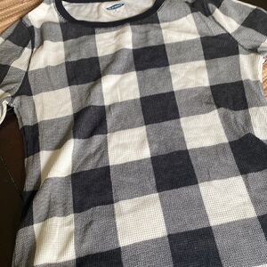 EUC old Navy waffle texture l/s black and WhT box print